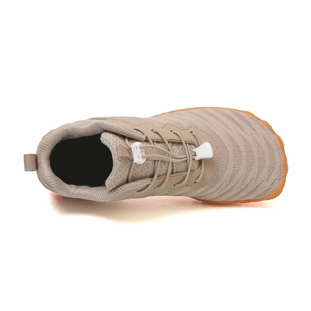 Gros plan sur la semelle flexible des chaussures de marche