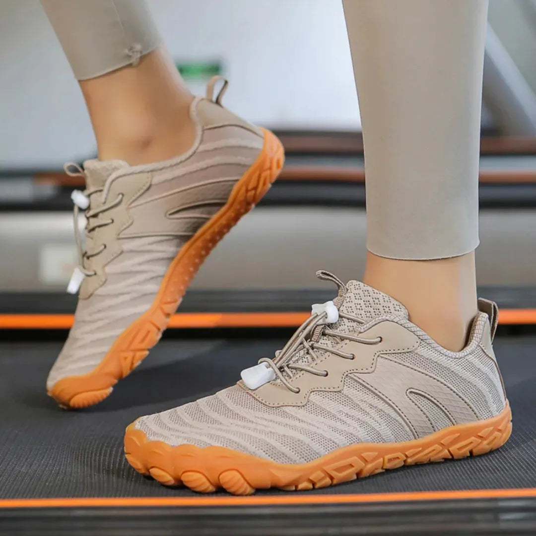 Chaussures de marche sur fond neutre, design minimaliste