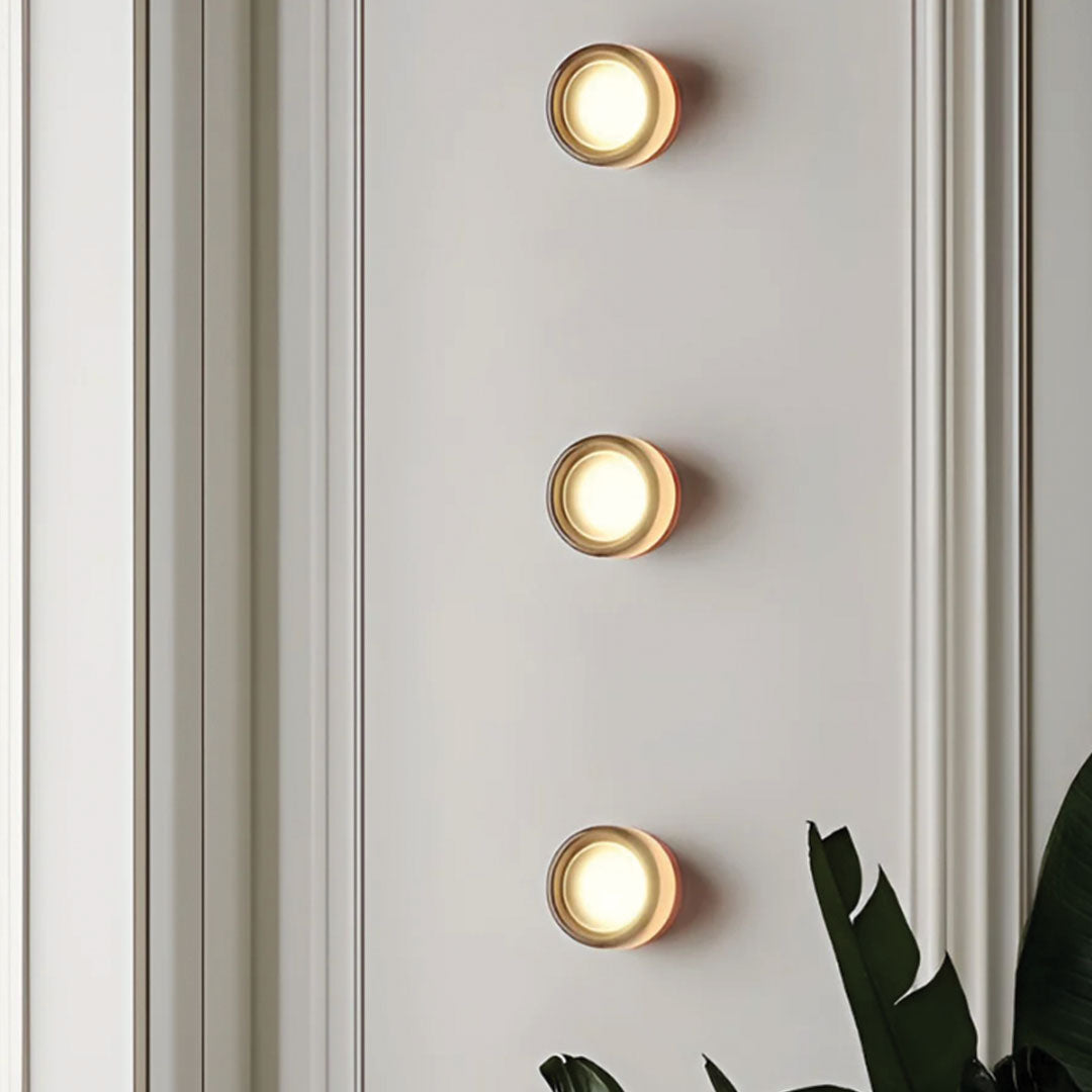 Vue d'ensemble de l'applique installée sur un mur