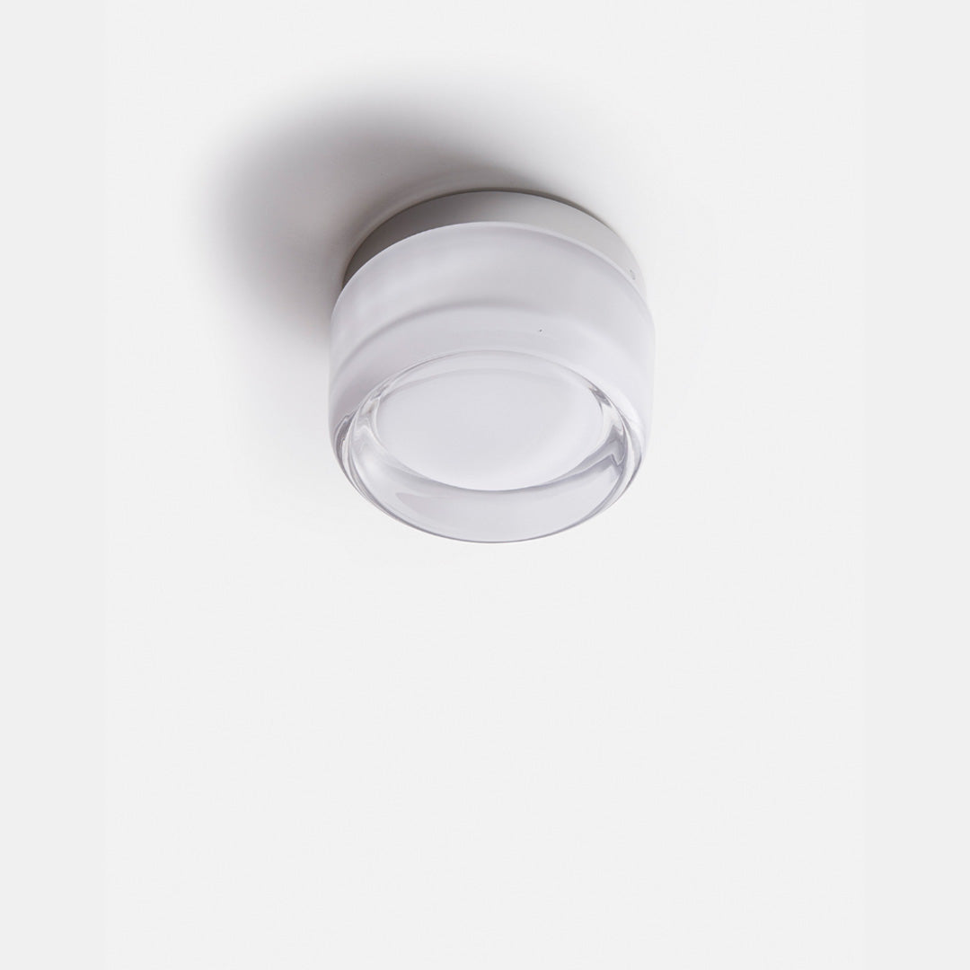 Applique murale moderne émettant une lumière dorée