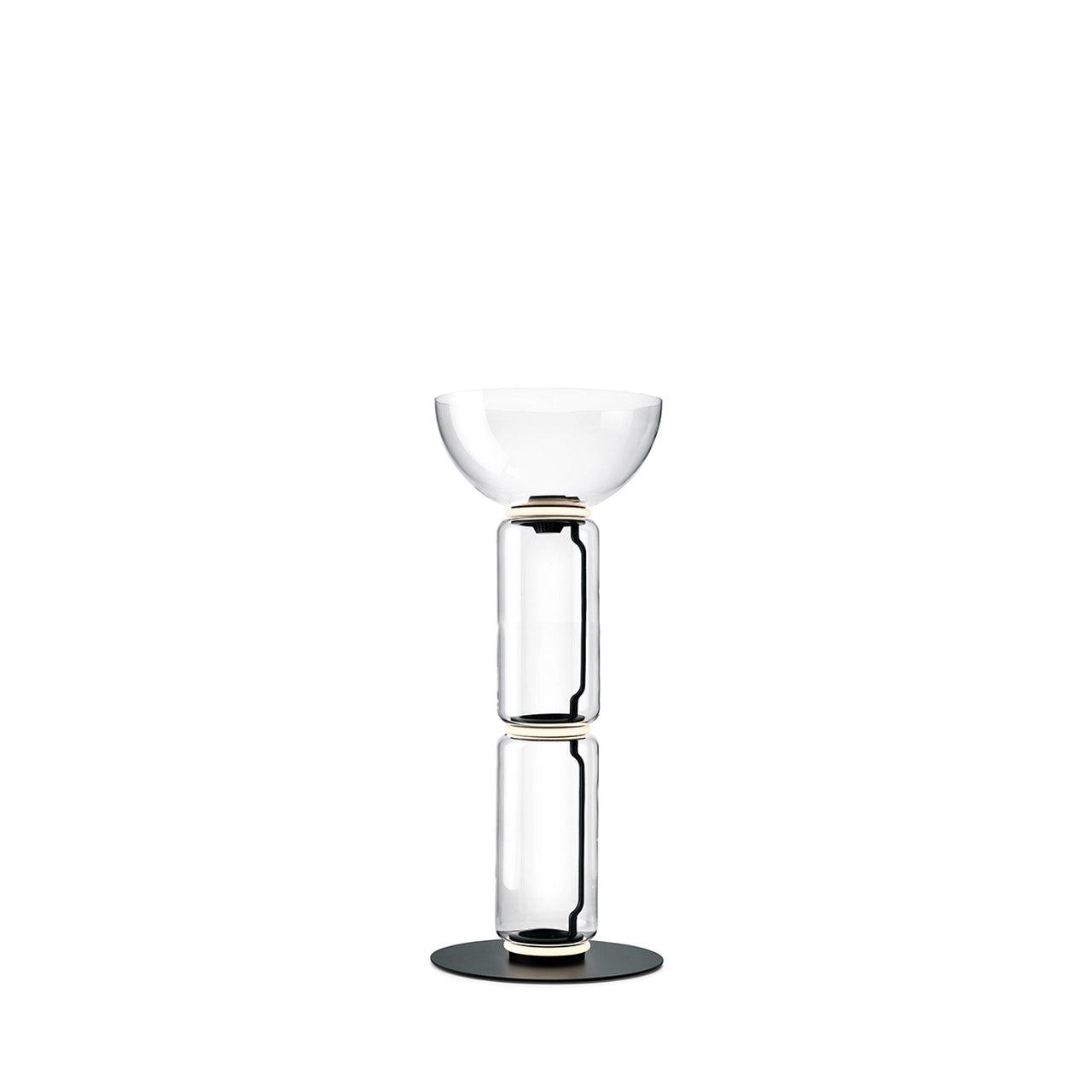 Lampe de sol créant une ambiance chaleureuse dans le salon