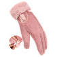 Gants d'hiver coupe-vent posés sur une surface enneigée