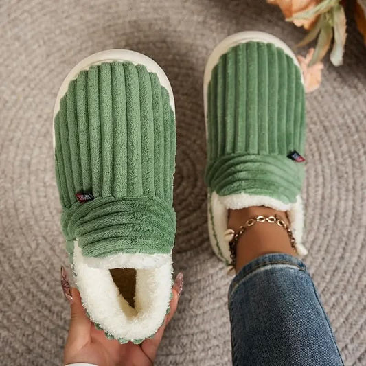 Chaussons thermiques en gros plan, texture polaire visible