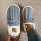 Chaussons sur un sol carrelé, illustrant la sécurité