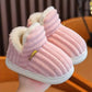 Chaussons posés sur une étagère, ambiance cosy