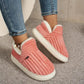 Chaussons confortables posés sur un sol en bois