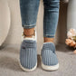 Chaussons sur un tapis, mettant en valeur la texture douce
