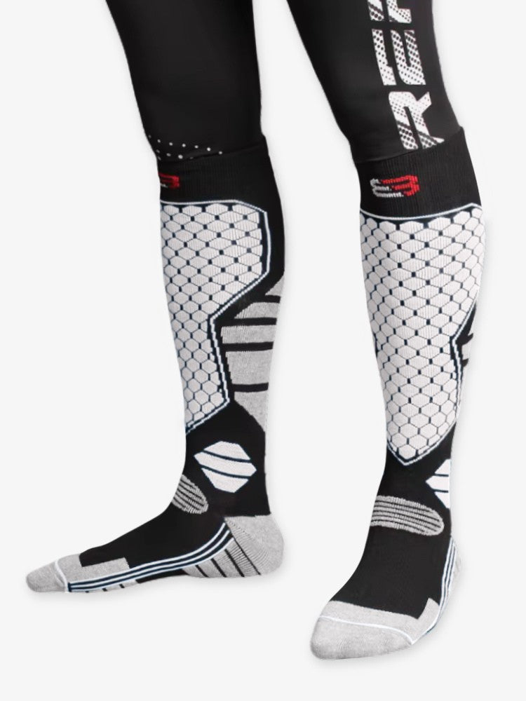 Chaussettes de ski posées sur une surface enneigée