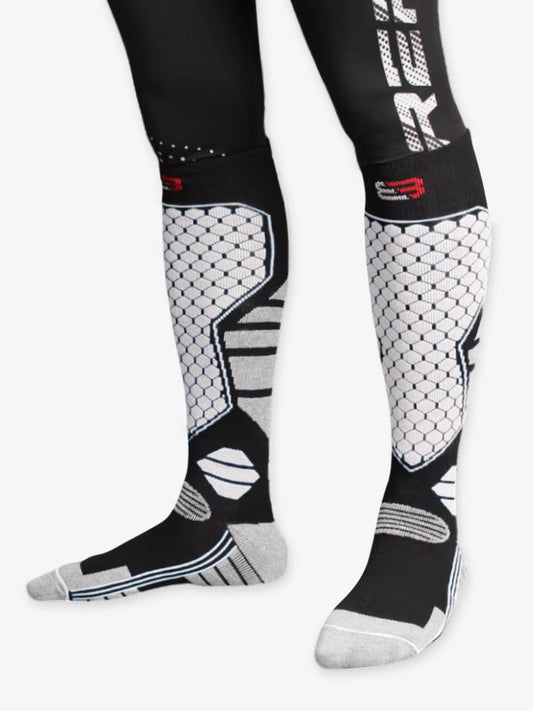 Chaussettes de ski posées sur une surface enneigée