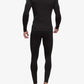 Homme portant un ensemble thermique, montrant l'ajustement confortable