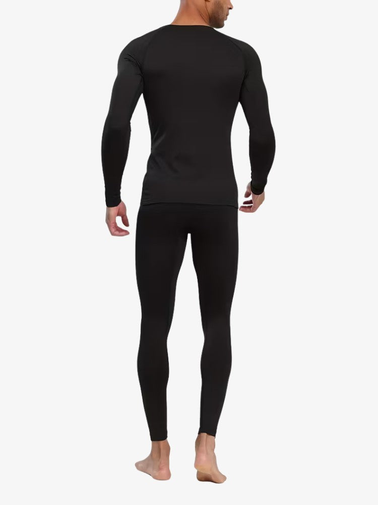 Homme portant un ensemble thermique, montrant l'ajustement confortable