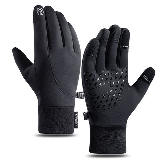 Gants d'hiver présentés en extérieur sur fond enneigé