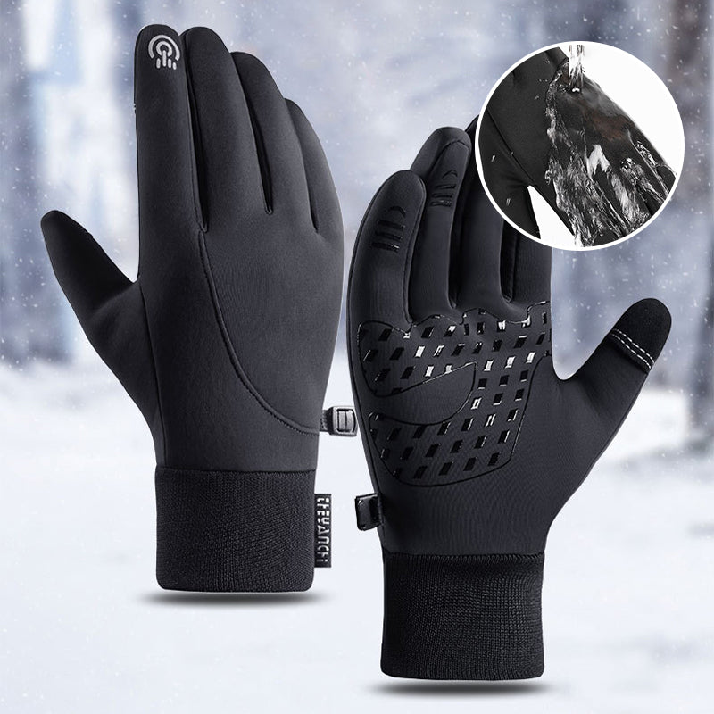 Gants d'hiver imperméables posés sur une surface blanche