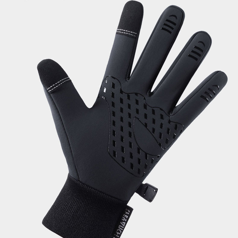 Vue rapprochée des paumes antidérapantes des gants d'hiver