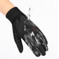 Gants imperméables en action lors d'une utilisation de smartphone