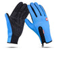 Gants étanches posés sur une surface enneigée