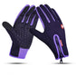 Gants thermiques portés par une personne en plein air