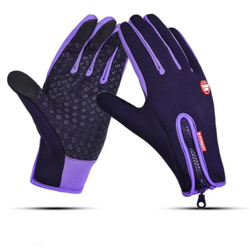 Gants thermiques portés par une personne en plein air