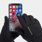 Gants noirs imperméables posés sur une surface enneigée