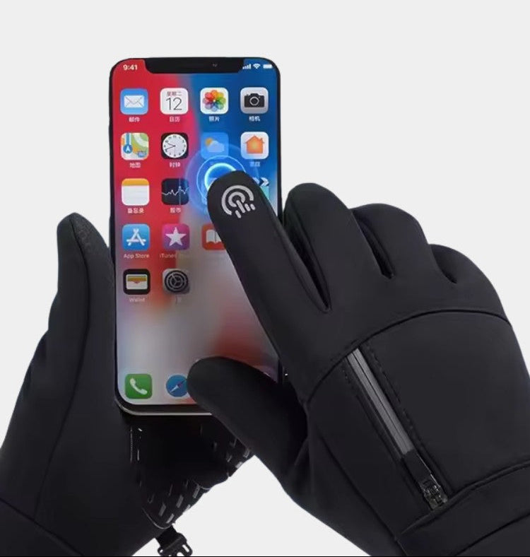 Gants noirs imperméables posés sur une surface enneigée