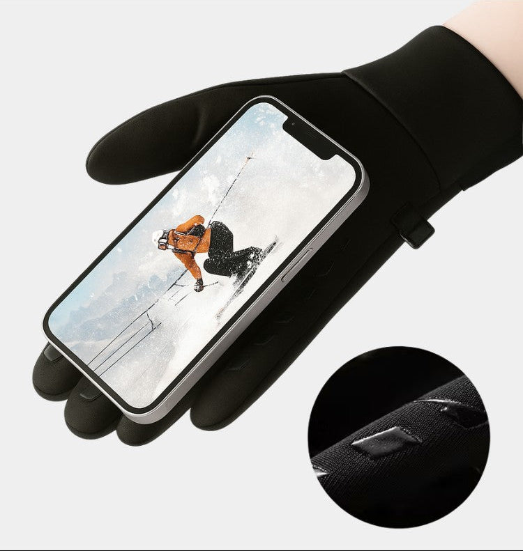 Gros plan sur la paume des gants montrant la texture antidérapante