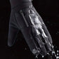 Gants d'hiver avec doublure chaude exposés sur un fond blanc