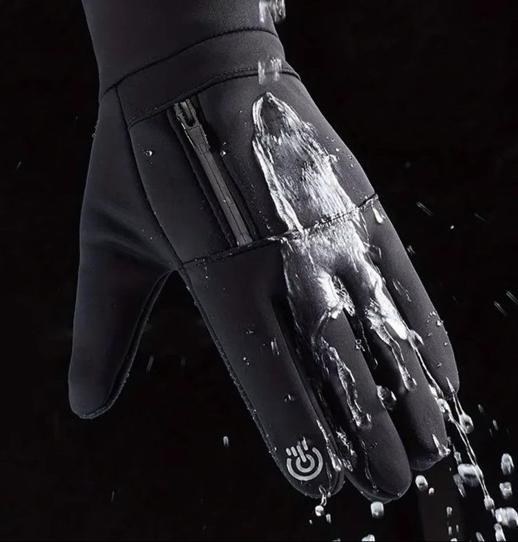Gants d'hiver avec doublure chaude exposés sur un fond blanc