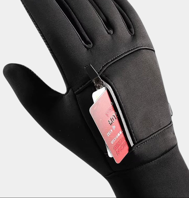 Vue latérale des gants montrant le bracelet ajustable