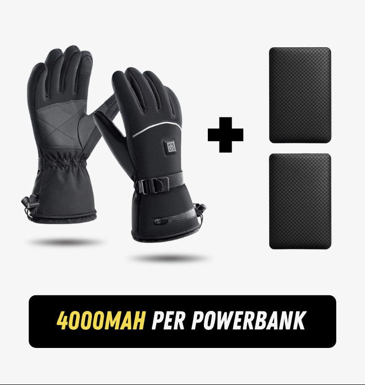 Gants de ski chauffants posés sur une surface enneigée