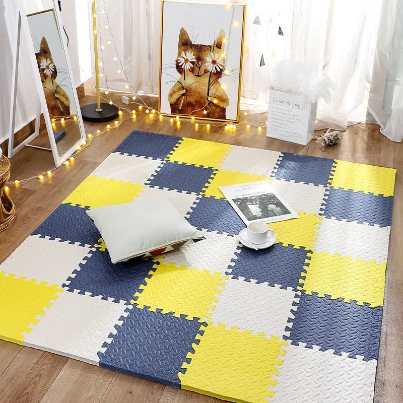 Enfant assis sur un tapis de jeu avec motifs animés
