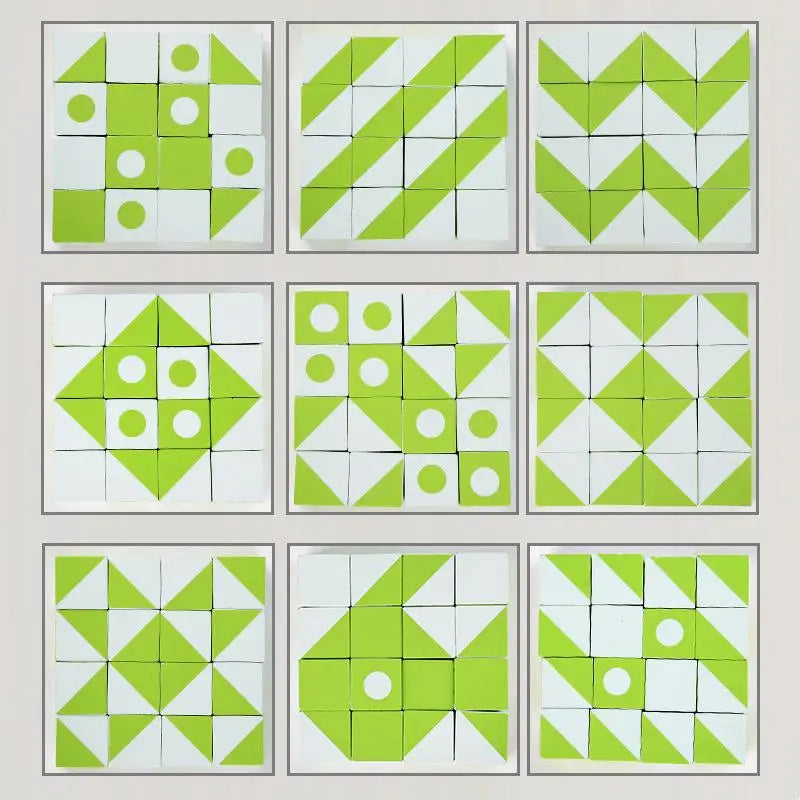 Cartes de motifs et blocs de bois sur une table
