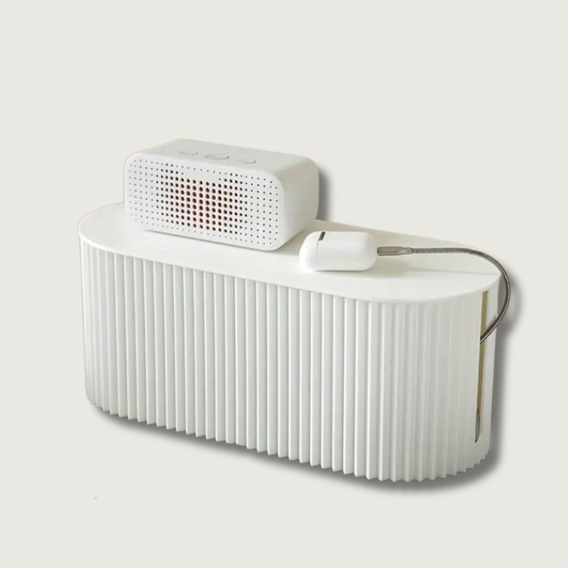 Boîte blanche pour organiser câbles sur un bureau moderne