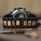 Montre en bois posée sur une surface, bracelet visible