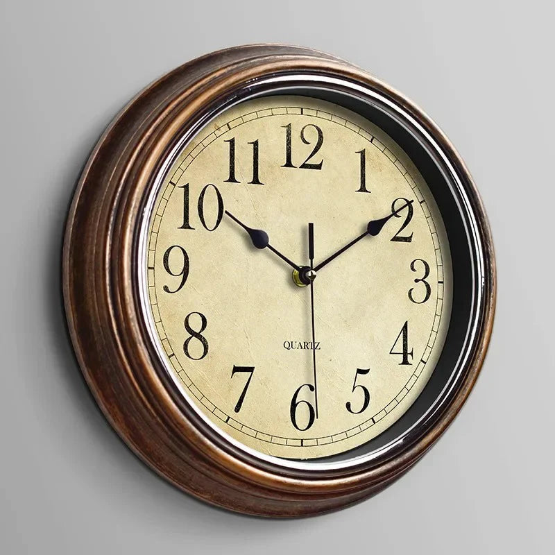 Vue rapprochée du mécanisme silencieux d'une horloge murale en bois