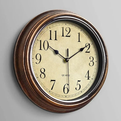 Vue rapprochée du mécanisme silencieux d'une horloge murale en bois