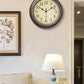 Horloge murale en bois avec cadran classique et aiguilles noires