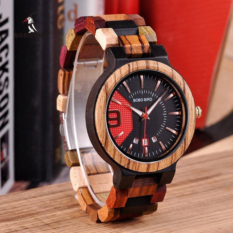 Montre en bois posée sur une surface en bois clair