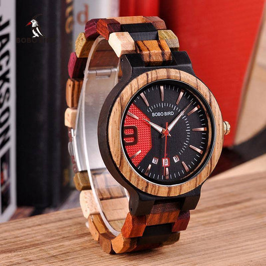 Montre en bois posée sur une surface en bois clair