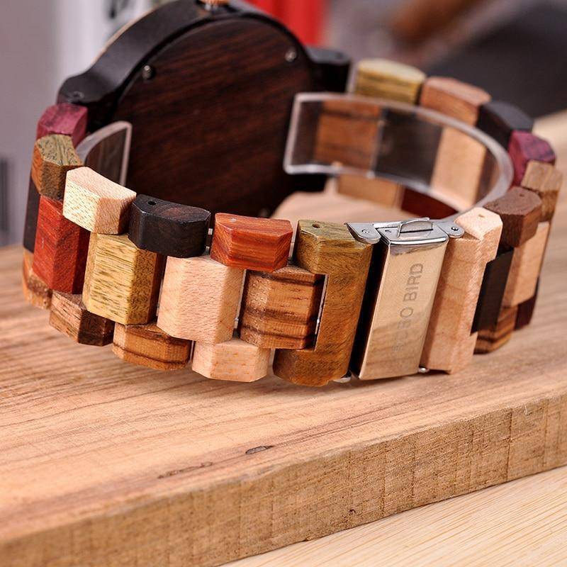 Montre en bois naturel avec affichage de la date