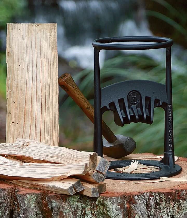 Fendeur de bois en action, fendant une bûche de chêne