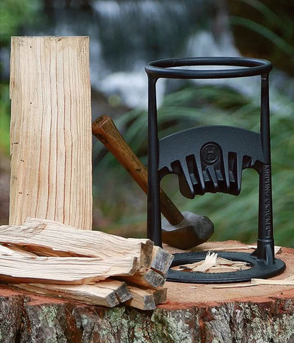 Fendeur de bois en action, fendant une bûche de chêne