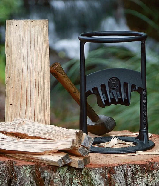 Fendeur de bois en action, fendant une bûche de chêne