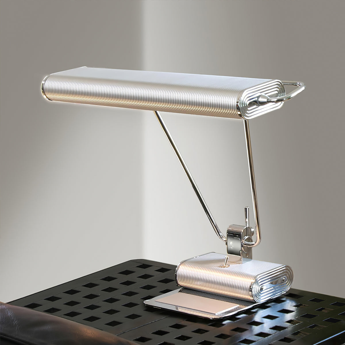 Lampe LED avec écran ouvert sur table en bois
