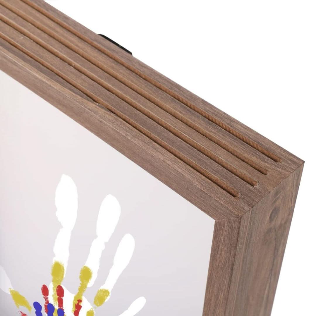 Détail du cadre en bois naturel et empreintes d'argile