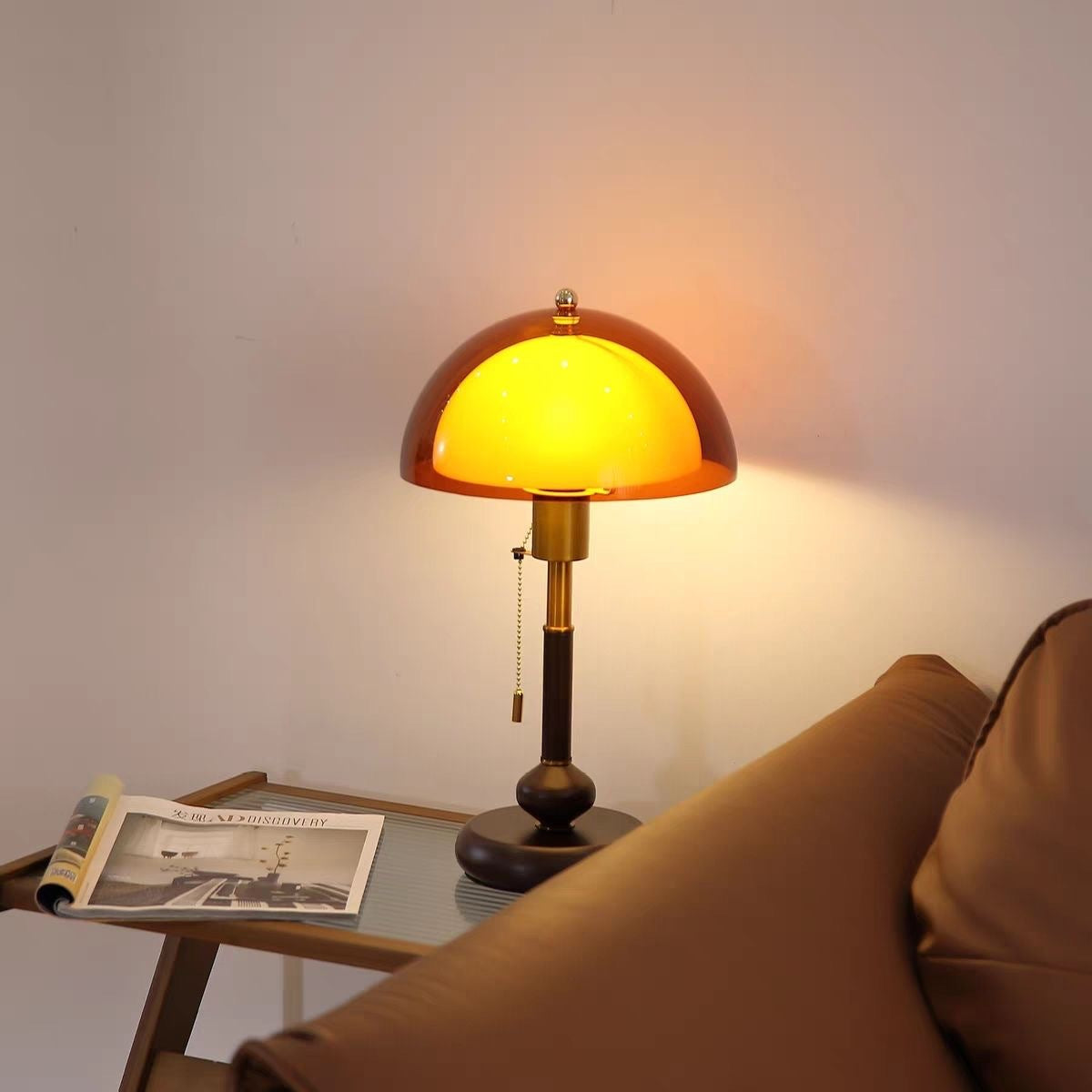 Lampe allumée, diffusant une lumière douce dans un salon