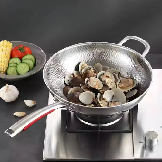Wok en titane avec détails sur la finition extérieure résistante