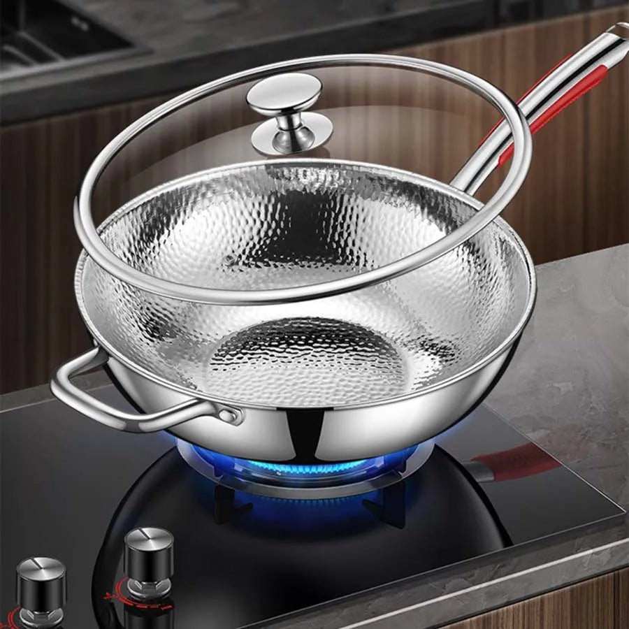 Vue de dessus du wok, montrant son diamètre généreux