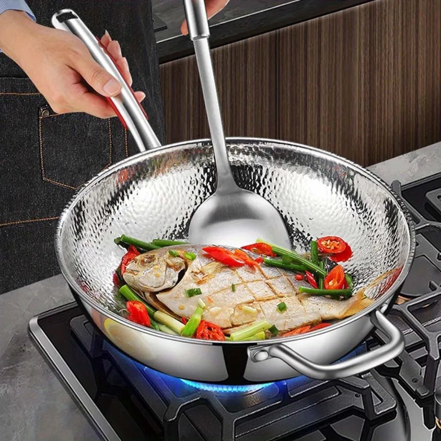 Wok en titane vu de côté, surface lisse et brillante