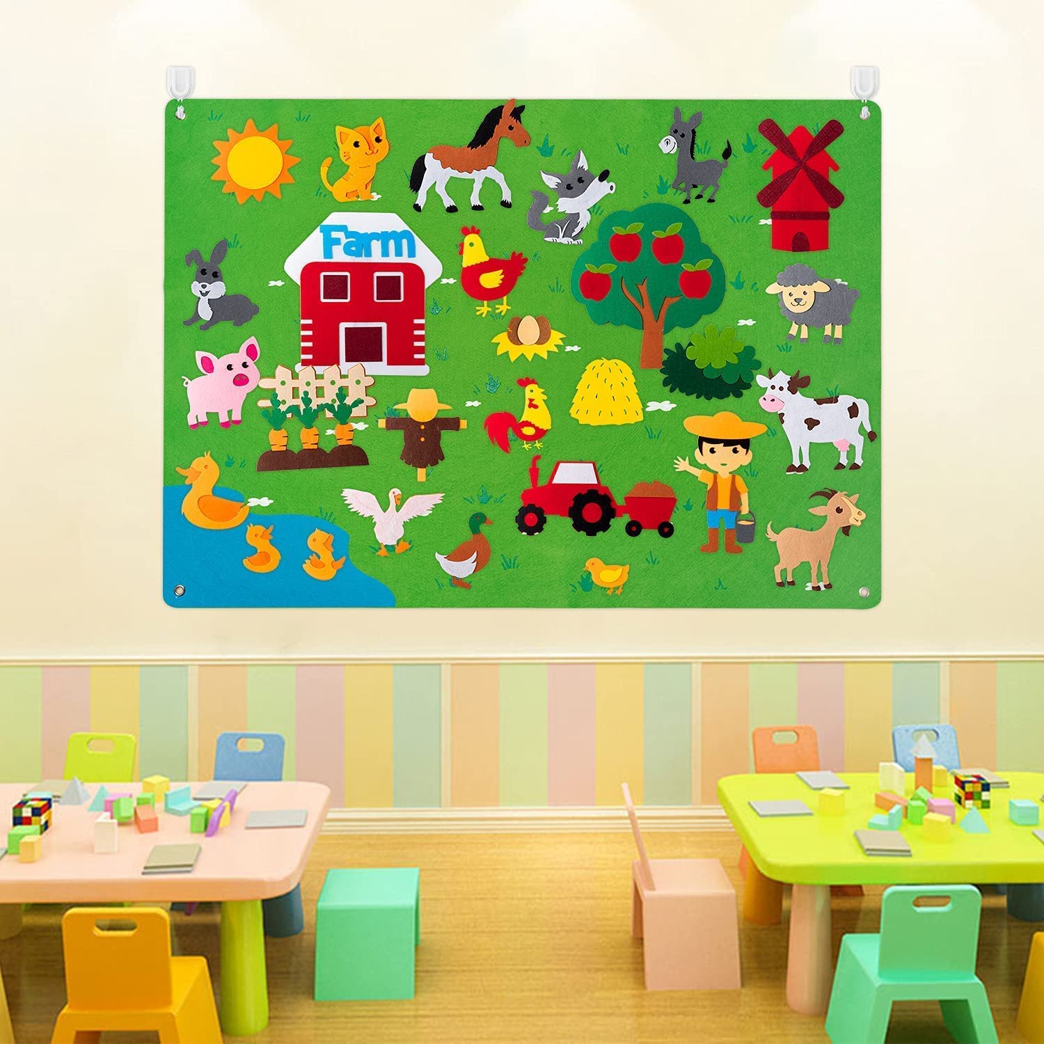 Enfant jouant avec un tapis de jeu en feutre coloré