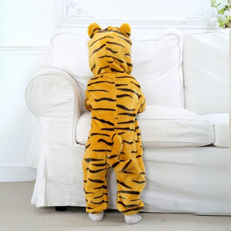 Vue arrière d'une combinaison bébé avec motif animalier